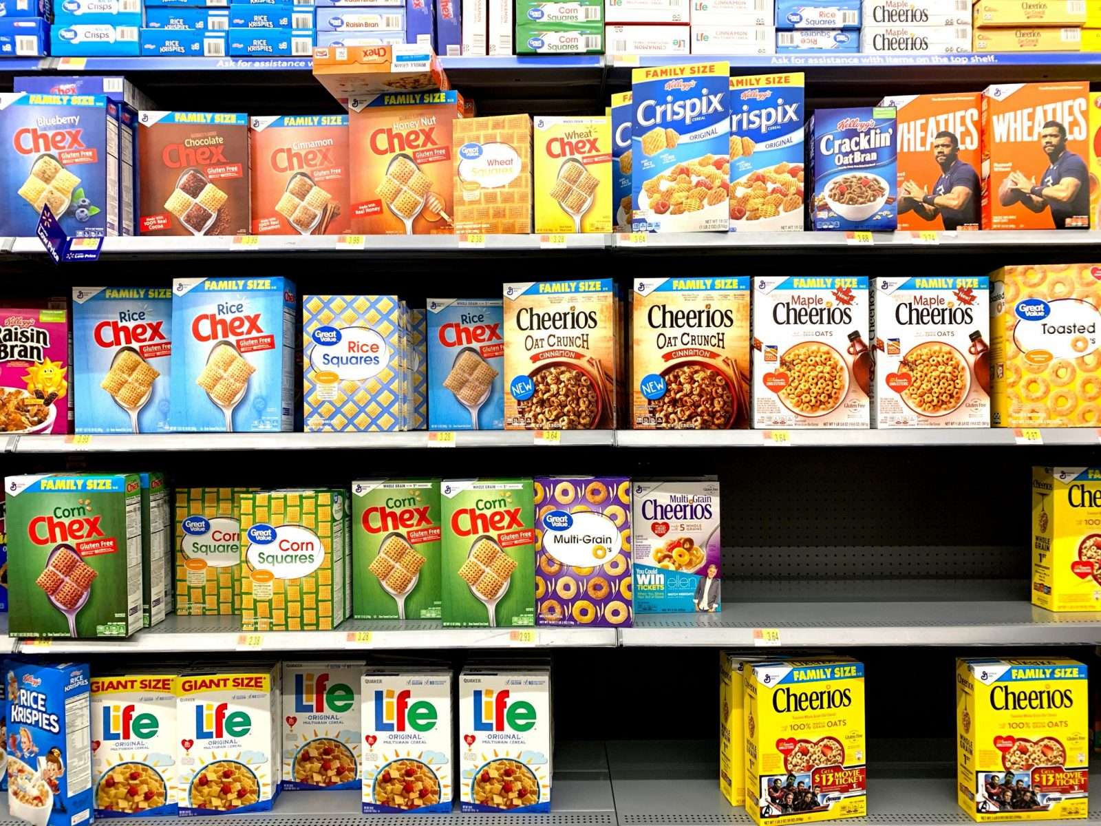 franki-chamaki-wkvKZR4e2OI-unsplash Cereal on a grocery store shelf